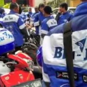 Rider Blu-Jek Berasal dari Tukang Ojek Tradisional